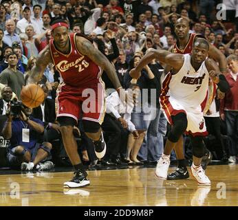 PAS DE FILM, PAS DE VIDÉO, PAS de télévision, PAS DE DOCUMENTAIRE - LeBron James de Cleveland Cavaliers conduit le terrain de baseball après avoir volé le ballon de Dwyane Wade de Miami Heat dans les dernières secondes du quatrième trimestre à l'American Airlines Arena de Miami, FL, USA, le 25 janvier 2010. Photo de Hector Gabino/El Nuevo Herald/MCT/Cameleon/ABACAPRESS.COM Banque D'Images