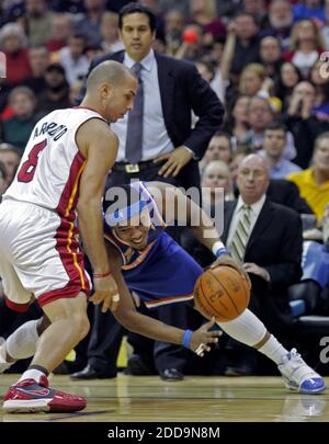 PAS DE FILM, PAS DE VIDÉO, PAS de TV, PAS DE DOCUMENTAIRE - Daniel Gibson des Cleveland Cavaliers, à droite, tente de manœuvrer autour de la chaleur de Miami Carlos Arroyo pendant le troisième trimestre à Quicken Loans Arena à Cleveland, OH, USA le 4 février 2010. Les cavaliers ont vaincu la chaleur, 102-86. Photo de Phil Maturzo/Akron Beacon Journal/MCT/Cameleon/ABACAPRESS.COM Banque D'Images