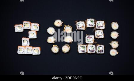 Composition avec sushi savoureux sur fond sombre 2021 ans Banque D'Images