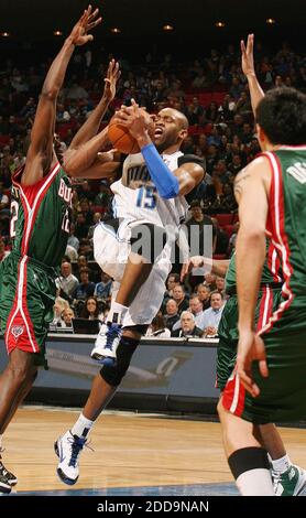 PAS DE FILM, PAS DE VIDÉO, PAS de TV, PAS DE DOCUMENTAIRE - Orlando Magic Guard Vince carter conduit entre Milwaukee Bucks défenseurs Luc Mbah a Moute, à gauche, et avant Carlos Delfino, à droite, lors d'un match NBA à Amway Arena à Orlando, FL, USA le 2 février 2010. Photo de Stephen M. Dowell/Orlando Sentinel/MCT/Cameleon/ABACAPRESS.COM Banque D'Images