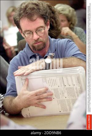 PAS DE FILM, PAS DE VIDÉO, PAS DE TV, PAS DE DOCUMENTAIRE - © DAVID BERGMAN/KRT/ABACA. 21888-1. Deland-FL-USA, 13/11/2000. L'employé du comté, Tom Scofield, redresse une pile de bulletins après avoir terminé son décompte au Centre administratif Thomas C. Kelly près du palais de justice du comté de Volusia. Un juge fédéral sur mon Banque D'Images