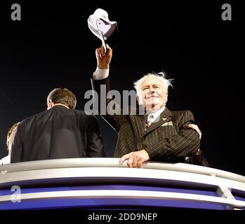 PAS DE FILM, PAS DE VIDÉO, PAS de TV, PAS DE DOCUMENTAIRE - Tom Benson, propriétaire de New Orleans Saints, célèbre au Super Bowl XLIV au Sun Life Stadium de Miami Gardens, FL, USA le 7 février 2010. Les saints de la Nouvelle-Orléans ont battu les Indianapolis Colts 31-17 photo de Gary Green/Orlando Sentinel/MCT/Cameleon/ABACAPRESS.COM Banque D'Images