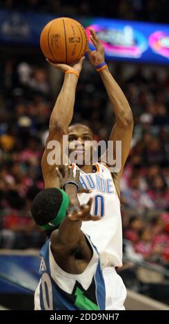 PAS DE FILM, PAS DE VIDÉO, PAS de télévision, PAS DE DOCUMENTAIRE - Russell Westbrook, d'Oklahoma City Thunder, filme sur le Jonny Flynn des Timberwolves du Minnesota, lors du match NBA All-Star Rookie Challenge au American Airlines Center de Dallas, au Texas, aux États-Unis, le 12 février 2010. Photo de Ron Jenkins/MCT/Cameleon/ABACAPRESS.COM Banque D'Images