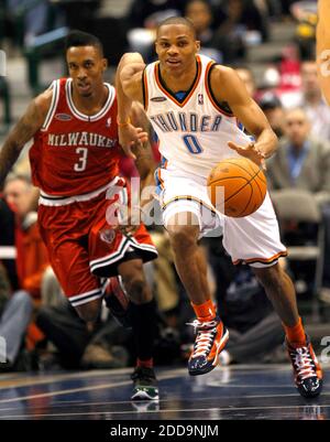 PAS DE FILM, PAS DE VIDÉO, PAS de télévision, PAS DE DOCUMENTAIRE - Russell Westbrook, d'Oklahoma City Thounders, à droite, mène la rupture rapide devant les Brandon Jennings des Milwaukee Bucks lors du match All-Star Rookie Challenge de la NBA au American Airlines Center de Dallas, au Texas, aux États-Unis, le 12 février 2010. Photo de Ron Jenkins/MCT/Cameleon/ABACAPRESS.COM Banque D'Images