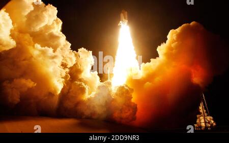 PAS DE FILM, PAS DE VIDÉO, PAS de TV, PAS DE DOCUMENTAIRE - navette spatiale Endeavour, STS130, souffle dans le ciel de nuit lors d'une mission de construction à la station spatiale internationale de Cape Canaveral, Floride, États-Unis le lundi 8 février 2010. Il s'agissait du dernier lancement de la navette prévu pour la nuit, avec seulement 4 autres lancements restants jusqu'à la fin du programme de la navette. Photo de Red Huber/Orlando Sentinel/MCT/ABACAPRESS.COM Banque D'Images