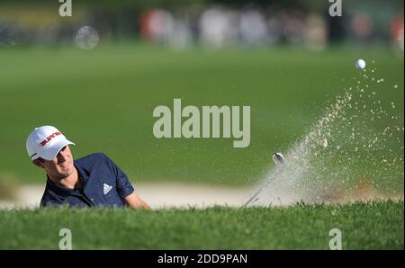 PAS DE FILM, PAS DE VIDÉO, PAS de télévision, PAS DE DOCUMENTAIRE - Dustin Johnson sort du bunker sur le 18e vert lors de l'AT&T Pebble Beach National Pro-Am, final Round à Pebble Beach, en Californie, États-Unis, le 14 février 2010. Photo de Jose Carlos Fajardo/MCT/Cameleon/ABACAPRESS.COM Banque D'Images