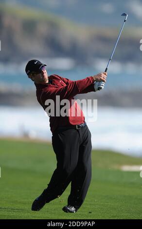 PAS DE FILM, PAS DE VIDÉO, PAS de télévision, PAS DE DOCUMENTAIRE - David Duval a pris son approche sur le 18e trou lors de l'AT&T Pebble Beach National Pro-Am, final Round à Pebble Beach, en Californie, Etats-Unis, le 14 février 2010. Photo de Jose Carlos Fajardo/MCT/Cameleon/ABACAPRESS.COM Banque D'Images