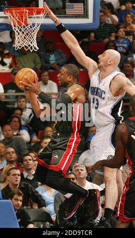 PAS DE FILM, PAS DE VIDÉO, PAS de TV, PAS DE DOCUMENTAIRE - Orlando Magic Center Marcin Gortat, à droite, tente d'empêcher la garde thermique de Miami Dwyane Wade de marquer pendant le match de basket-ball de la NBA, Orlando Magic vs Miami Heat à l'Amway Arena à Orlando en Floride, États-Unis le 28 février 2010. Orlando a gagné 96-80. Photo de Stephen M. Dowell/MCT/Cameleon/ABACAPRESS.COM Banque D'Images