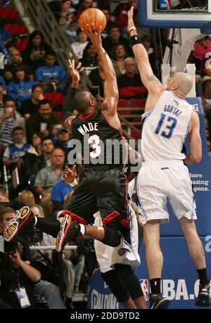 PAS DE FILM, PAS DE VIDÉO, PAS de TV, PAS DE DOCUMENTAIRE - le garde-chaleur de Miami Dwyane Wade (3) met en scène le Orlando Magic Center Marcin Gortat défend sur la pièce pendant le match de basketball de la NBA, Orlando Magic vs Miami Heat à l'Amway Arena à Orlando en Floride, USA le 28 février 2010. Orlando a gagné 96-80. Photo de Stephen M. Dowell/MCT/Cameleon/ABACAPRESS.COM Banque D'Images