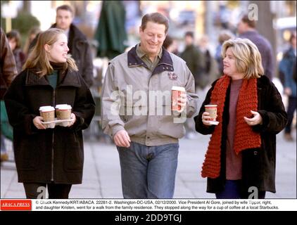 PAS DE FILM, PAS DE VIDÉO, PAS DE TV, PAS DE DOCUMENTAIRE - © CHUCK KENNEDY/KRT/ABACA. 22281-2. Washington-DC-USA, 02/12/2000. Le vice-président Al Gore, accompagné de la femme Tipper, à droite, et de la fille Kristin, se sont rendus à pied de la résidence familiale. Ils se sont arrêtés en chemin pour une tasse de café dans un Starbucks local. Banque D'Images