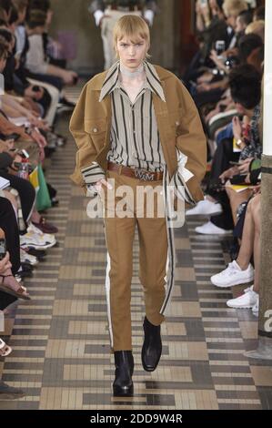 Un modèle marche sur la piste pendant le spectacle Woojeugmi de vêtements pour hommes Printemps/été 2019 dans le cadre de la semaine de la mode de Paris le 23 juin 2018 à Paris, France. Photo d'Alain Gil-Gonzalez/ABACAPRESS.COM Banque D'Images