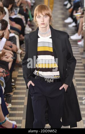 Un modèle marche sur la piste pendant le spectacle Woojeugmi de vêtements pour hommes Printemps/été 2019 dans le cadre de la semaine de la mode de Paris le 23 juin 2018 à Paris, France. Photo d'Alain Gil-Gonzalez/ABACAPRESS.COM Banque D'Images