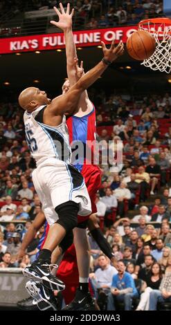 PAS DE FILM, PAS DE VIDÉO, PAS de TV, PAS DE DOCUMENTAIRE - Orlando Magic Guard Vince carter passe devant le centre des Los Angeles Clippers Chris Kaman (retour) lors d'un match NBA à l'Amway Arena à Orlando, FL, USA le 9 mars 2010. Photo de Stephen M. Dowell/Orlando Sentinel/MCT/Cameleon/ABACAPRESS.COM Banque D'Images