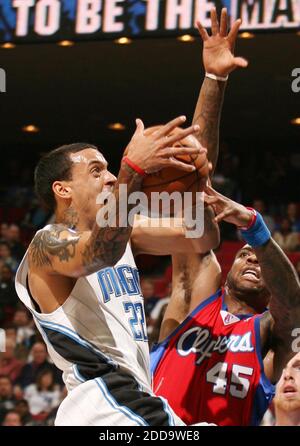 PAS DE FILM, PAS DE VIDÉO, PAS de TV, PAS DE DOCUMENTAIRE - Orlando Magic Forward Matt Barnes (22) passe devant Los Angeles Clippers Guard Rasual Butler lors d'un match NBA à Amway Arena à Orlando, FL, USA le 9 mars 2010. Photo de Stephen M. Dowell/Orlando Sentinel/MCT/Cameleon/ABACAPRESS.COM Banque D'Images