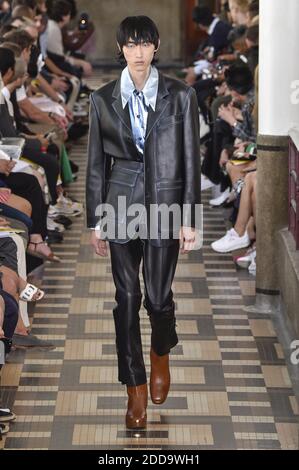 Un modèle marche sur la piste pendant le spectacle Woojeugmi de vêtements pour hommes Printemps/été 2019 dans le cadre de la semaine de la mode de Paris le 23 juin 2018 à Paris, France. Photo d'Alain Gil-Gonzalez/ABACAPRESS.COM Banque D'Images