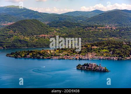 Isola San Giulio (St. Julius Island) en face de la ville d'Orta sur le lac d'Orta dans les Alpes italiennes Banque D'Images