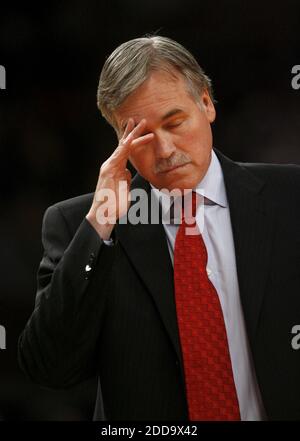 PAS DE FILM, PAS DE VIDÉO, PAS de télévision, PAS DE DOCUMENTAIRE - Mike d'Antoni, entraîneur-chef de New York Knicks, se rend sur le terrain pendant un temps d'arrêt contre les Houston Rockets lors d'un match de basket-ball de la NBA à Madison Square Garden à New York City, NY, USA le 21 mars 2010. Photo de Jason DeCrow/Newsday/MCT/Cameleon/ABACAPRESS.COM Banque D'Images