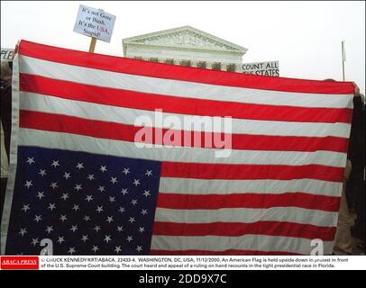 PAS DE FILM, PAS DE VIDÉO, PAS de TV, PAS DE DOCUMENTAIRE - KRT US NEWS STORY SLUGGED: ELN-PRESIDENT KRT PHOTO PAR PETE SOUZA/CHICAGO TRIBUNE (11 décembre) WASHINGTON, DC -- un drapeau américain est tenu à l'envers dans la protestation devant le bâtiment de la Cour suprême des États-Unis lundi 11 décembre 2000. Le tribunal a entendu et app Banque D'Images