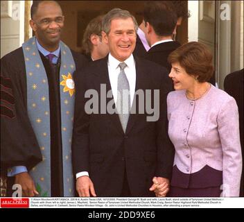 PAS DE FILM, PAS DE VIDÉO, PAS DE TV, PAS DE DOCUMENTAIRE - © ALISON WOODWORTH/KRT/ABACA. 22518-4. Austin-Texas-USA, 14/12/2000. Le président George W. Bush et sa femme, Laura Bush, se tiennent à l'extérieur de l'Église méthodiste unie de Tarrytown avec (de gauche à droite) James L. Mayfield, pasteur principal de l'Église méthodiste unie de Tarrytown Banque D'Images