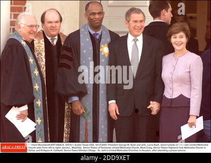 PAS DE FILM, PAS DE VIDÉO, PAS DE TV, PAS DE DOCUMENTAIRE - © ALISON WOODWORTH/KRT/ABACA. 22518-1. Austin-Texas-USA, 14/12/2000. Le président George W. Bush et sa femme, Laura Bush, se tiennent à l'extérieur de l'Église méthodiste unie de Tarrytown avec (de gauche à droite) James L. Mayfield, pasteur principal de l'Église méthodiste unie de Tarrytown Banque D'Images