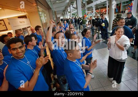 PAS DE FILM, PAS DE VIDÉO, PAS de TV, PAS DE DOCUMENTAIRE - des dizaines d'employés Apple applaudissent l'ouverture de la porte au magasin Apple Store d'Arden Fair Mall à Sacramento, Californie, le samedi 3 avril 2010, le jour où Apple a publié son nouveau produit tant attendu. Le premier acheteur d'iPad du magasin, Kristy Banathy (R), attend avec joie d'être escorté dans le magasin pour acheter l'appareil. Photo de Randall Benton/Sacramento Bee/MCT/ABACAPRESS.COM Banque D'Images