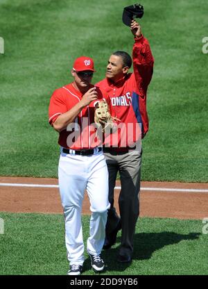 PAS DE FILM, PAS DE VIDÉO, PAS de télévision, PAS DE DOCUMENTAIRE - le président Barack Obama fait clamer sa casquette tout en étant escorté hors du champ par le troisième bassiste des ressortissants de Washington, Ryan Zimmerman, Et après avoir lancé le premier terrain cérémonial avant le match d'ouverture de la saison entre les Phillies de Philadelphie et les nationaux au parc national de Washington, DC, USA le 5 avril 2010. Photo de Chuck Myers/MCT/ABACAPRESS.COM Banque D'Images