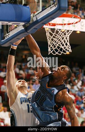 PAS DE FILM, PAS DE VIDÉO, PAS de TV, PAS DE DOCUMENTAIRE - Orlando Magic Center Marcin Gortat (13) a passé Memphis Grizzlies avance Darrell Arthur (00) lors d'un match NBA à Amway Arena à Orlando, FL, USA le 4 avril 2010. Photo de Stephen M. Dowell/Orlando Sentinel/MCT/Cameleon/ABACAPRESS.COM Banque D'Images