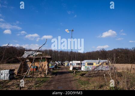 La photo a été prise le 14 mars 2018 et non septembre - camp activiste à côté de la forêt, soutenant l'occupation à l'intérieur de la même forêt. La police essaie de nettoyer les maisons d'arbres dans la forêt de Hambach. Kerpen, Rhénanie-du-Nord-Westphalie, Allemagne, 14 mars 2018. Photo par Antonio Cascio/ABACAPRESS.COM Banque D'Images