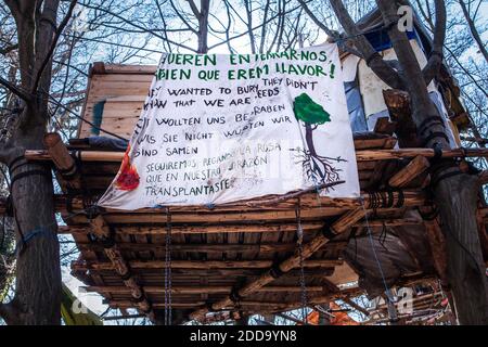 La photo a été prise le 14 mars 2018 et non pas septembre - trois maisons à 25 mètres, construit par les activistes pour arrêter la coupe du bois. La police essaie de nettoyer les maisons d'arbres dans la forêt de Hambach. Kerpen, Rhénanie-du-Nord-Westphalie, Allemagne, 14 mars 2018. Photo par Antonio Cascio/ABACAPRESS.COM Banque D'Images