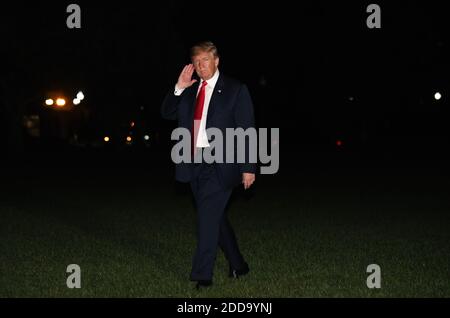 LE président AMÉRICAIN Donald Trump marche sur la pelouse sud de la Maison Blanche après son arrivée par Marine One, le 25 juin 2018 à Washington, DC. Le président Trump revient après avoir assisté à un rassemblement pour soutenir Gov. Henry McMaster avant le premier ruissellement du GOP de demain pour le gouverneur de Caroline du Sud, à Columbia, en Caroline du Sud. Photo par Olivier Douliery/Abaca Press Banque D'Images