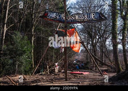 La photo a été prise le 14 mars 2018 et non pas septembre - une des entrées de la zone d'occupation, bloquée avec du barricate fait de bois. La police essaie de nettoyer les maisons d'arbres dans la forêt de Hambach. Kerpen, Rhénanie-du-Nord-Westphalie, Allemagne, 14 mars 2018. Photo par Antonio Cascio/ABACAPRESS.COM Banque D'Images