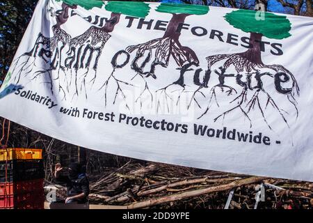 La photo a été prise le 14 mars 2018 et non septembre - à l'une des entrées du camp occupé, des barricades et des bannières soutenant l'activiste de la forêt. La police essaie de nettoyer les maisons d'arbres dans la forêt de Hambach. Kerpen, Rhénanie-du-Nord-Westphalie, Allemagne, 14 mars 2018. Photo par Antonio Cascio/ABACAPRESS.COM Banque D'Images