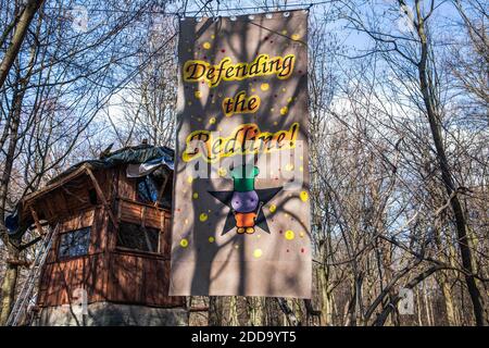 La photo a été prise le 14 mars 2018 et non en septembre - la bannière soutenant la résistance et les maisons en bois font partie de la vue du camp occupé. La police essaie de nettoyer les maisons d'arbres dans la forêt de Hambach. Kerpen, Rhénanie-du-Nord-Westphalie, Allemagne, 14 mars 2018. Photo par Antonio Cascio/ABACAPRESS.COM Banque D'Images