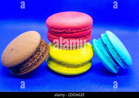 Biscuits aux macaronis aux amandes sur fond bleu. Couleur vive Banque D'Images