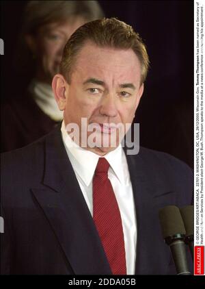 PAS DE FILM, PAS DE VIDÉO, PAS DE TV, PAS DE DOCUMENTAIRE - © GEORGE BRIDGES/KRT/ABACA. 22701-2. WASHINGTON, DC, ETATS-UNIS, 29/12/2000. Wisconsin Gov. Tommy Thompson a été nommé secrétaire de la Santé et des Services sociaux par le président élu George W. Bush. Thompson parle aux médias lors d'une conférence de presse annonçant le salut Banque D'Images