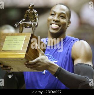 PAS DE FILM, PAS DE VIDÉO, PAS de TV, PAS DE DOCUMENTAIRE - Orlando Magic Center Dwight Howard détient le trophée joueur défensif de l'année avant le début du match de la NBA Eastern Conference Playoffs Match, Game 2, Orlando Magic vs Charlotte Bobcats à l'Amway Arena d'Orlando, USA, le 21 avril 2010. Orlando Magic a gagné 92-77. Photo de Stephen M. Dowell/MCT/Cameleon/ABACAPRESS.COM Banque D'Images