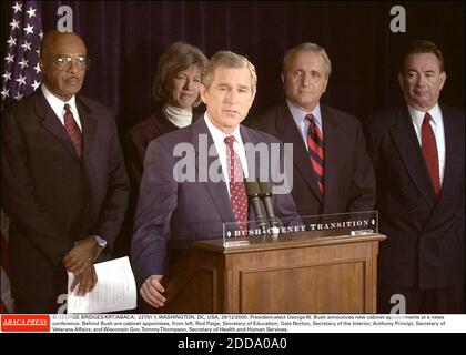 PAS DE FILM, PAS DE VIDÉO, PAS DE TV, PAS DE DOCUMENTAIRE - © GEORGE BRIDGES/KRT/ABACA. 22701-1. WASHINGTON, DC, ETATS-UNIS, 29/12/2000. Le président élu George W. Bush annonce de nouvelles nominations au cabinet lors d'une conférence de presse. Derrière Bush se trouvent les membres du cabinet, de gauche à droite, Rod Paige, secrétaire à l'éducation; Gale Norton, se Banque D'Images