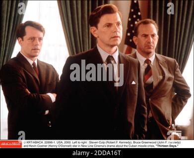 PAS DE FILM, PAS DE VIDÉO, PAS DE TV, PAS DE DOCUMENTAIRE - © KRT/ABACA. 22896-1. ÉTATS-UNIS, 2000. De gauche à droite : Steven Culp (Robert F. Kennedy), Bruce Greenwood (John F. Kennedy) et Kevin Costner (Kenny O'Donnell) dans le drame de New Line Cinema sur la crise des missiles cubains, treize jours. Banque D'Images