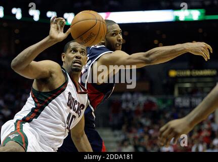 PAS DE FILM, PAS DE VIDÉO, PAS de TV, PAS DE DOCUMENTAIRE - les Milwaukee Bucks Kurt Thomas, à gauche, et Atlanta Hawks's Al Horford bataille pour un rebond pendant le jeu 6 de la NBA Eastern Conference quarterfinales au Bradley Center à Milwaukee, WI, USA le 30 avril 2010. Les Hawks ont battu les Bucks, 83-69. Photo de Benny Sieu/Milwaukee Journal Sentinel/MCT/Cameleon/ABACAPRESS.COM Banque D'Images