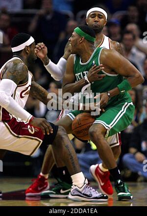PAS DE FILM, PAS DE VIDÉO, PAS de TV, PAS DE DOCUMENTAIRE - LeBron James, de Cleveland Cavaliers, à gauche, retire le ballon de Paul Pierce, de Boston Celtics, lors de la première moitié de l'action dans le match d'ouverture de leur deuxième tour de la NBA Eastern Conference Playoff série à Quicken Loans Arena à Cleveland, OH, USA le 1er mai 2010. Photo de Ed Suba Jr./Akron Beacon Journal/MCT/Cameleon/ABACAPRESS.COM Banque D'Images
