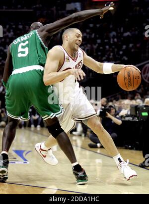 PAS DE FILM, PAS DE VIDÉO, PAS de TV, PAS DE DOCUMENTAIRE - Anthony Parker de Cleveland Cavaliers, à droite, tente de faire du dribble autour de Kevin Garnet de Boston Celtics pendant le premier trimestre dans un match semi-inal de la NBA Eastern Conference à Quicken Loans Arena à Cleveland, OH, USA le 3 mai 2010. Phil Maturzo/Akron Beacon Journal/MCT/ABACAPRESS.COM Banque D'Images