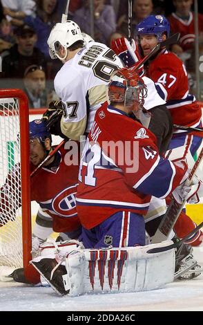 PAS DE FILM, PAS DE VIDÉO, PAS de télévision, PAS DE DOCUMENTAIRE - le centre des pingouins de Pittsburgh Sidney Crosby (87) passe par le gardien de but des Canadiens de Montréal Jaroslav Halak, le défenseur Josh Gorges (26) et le défenseur Marc-Andre Bergeron (47) lors de la première période d'action dans le jeu 3 des demi-finales de la Conférence de l'est de la LNH à Montréal, au Canada, le 4 mai 2010. Photo de Pierre Obendreuf/Montreal Gazette/Canwest News Service/MCT/ABACAPRESS.COM Banque D'Images