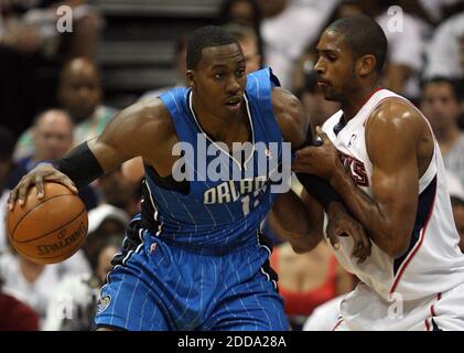 PAS DE FILM, PAS DE VIDÉO, PAS de TV, PAS DE DOCUMENTAIRE - Dwight Howard of the Orlando Magic, à gauche, posts-up contre Atlanta Hawks's Al Horford, à droite, lors de la NBA Eastern Conference Playoffs match de basketball séminal, Game 3, Atlanta Hawks vs Orlando Magic à Philips Arena à Atlanta, États-Unis, le 8 mai 2010. Orlando Magic a gagné 105-75. Photo de Gary W. Green/MCT/Cameleon/ABACAPRESS.COM Banque D'Images