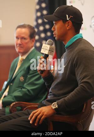 PAS DE FILM, PAS DE VIDÉO, PAS de TV, PAS DE DOCUMENTAIRE - David Boucher, président du club de golf Aronimink, à gauche, regarde comme Tiger Woods répond aux questions sur le prochain tournoi ATT National au club de golf Aronimink à Newtown Square, PA, USA le 10 mai 2010. Photo de Michael Bryant/Philadelphia Inquirer/MCT/Cameleon/ABACAPRESS.COM Banque D'Images