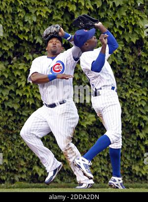 PAS DE FILM, PAS DE VIDÉO, PAS de TV, PAS DE DOCUMENTAIRE - Chicago Cubs Marlon Byrd, à gauche, et Alfonso Soriano ont presque heurtés tandis que Soriano fait une prise pour prendre sa retraite Florida Marlins 'Ronny Paulino dans le sixième dîner à Wrigley Field à Chicago, il, USA le 12 mai 2010. Photo de Brian Cassella/Chicago Tribune/MCT/Cameleon/ABACAPRESS.COM Banque D'Images