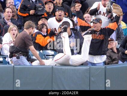 PAS DE FILM, PAS DE VIDÉO, PAS de télévision, PAS DE DOCUMENTAIRE - San Francisco Giants a quitté le fiantre Andres Torres après avoir pris une balle dans le quatrième repas contre les San Diego Padres à AT&T Park à San Francisco, CA, USA le 12 mai 2010. Photo de Doug Duran/Contra Costa Times/MCT/Cameleon/ABACAPRESS.COM Banque D'Images