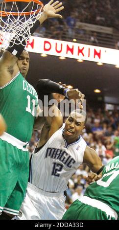 PAS DE FILM, PAS DE VIDÉO, PAS de TV, PAS DE DOCUMENTAIRE - Orlando Magic Center Dwight Howard (12) est pris en sandwich entre Boston Celtics en avant Glen Davis (11) et en avant Rasheed Wallace, à droite, pendant la partie 1 des finales de la NBA Eastern Conference à Amway Arena à Orlando, FL, USA le 16 mai 2010. Photo de Stephen M. Dowell/Orlando Sentinel/MCT/Cameleon/ABACAPRESS.COM Banque D'Images