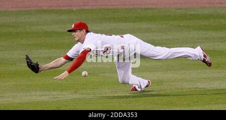 PAS DE FILM, PAS DE VIDÉO, PAS de TV, PAS DE DOCUMENTAIRE - Colby Rasmus, le fieleur du centre des Cardinals de St. Louis, plonge pour un single de Ryan Zimmerman, le 18 mai 2010, dans le quatrième restaurant du Busch Stadium à St. Louis, Mo, USA. Photo de Chris Lee/St. Louis Post-Dispatch/MCT/ABACAPRESS.COM Banque D'Images