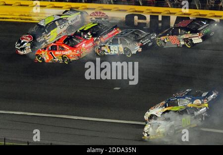 PAS DE FILM, PAS DE VIDÉO, PAS de TV, PAS DE DOCUMENTAIRE - le pilote de la NASCAR Sprint Cup Series Mark Martin (5) est sorti du tour 1 par Jamie McMurray (1) et Jeff Gordon (24), suivi de Carl Edwards (99) et Dale Earnhardt Jr., (88), Lors du dernier segment de la course NASCAR Sprint All-Star au circuit de course de Charlotte Motor Speedway à Charlotte, NC, USA, le 22 mai 2010. Ci-dessous, David Reutimann (00) et Tony Stewart (14) se heurtent. Phnoto par Jeff Siner/Charlotte observer/MCT/Cameleon/ABACAPRESS.COM Banque D'Images