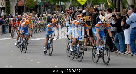 PAS DE FILM, PAS DE VIDÉO, PAS de TV, PAS DE DOCUMENTAIRE - le Tour de Californie peloton, dirigé par l'équipe Garmin-transitions, est acclamé lorsqu'il voyage dans le centre-ville de Livermore, CA, Etats-Unis le 19 mai 2010. La phase 4, un tronçon de 121.5 miles, a commencé à San Jose, Californie, et a voyagé à travers Livermore sur la route de Modesto, Californie, ligne d'arrivée. Photo de Cindi Christie/Contra Costa Times/MCT/Cameleon/ABACAPRESS.COM Banque D'Images